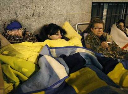 Manuela, Belén y Encarna, que desde el pasado jueves hacen cola en la iglesia del Cristo de Medinaceli.