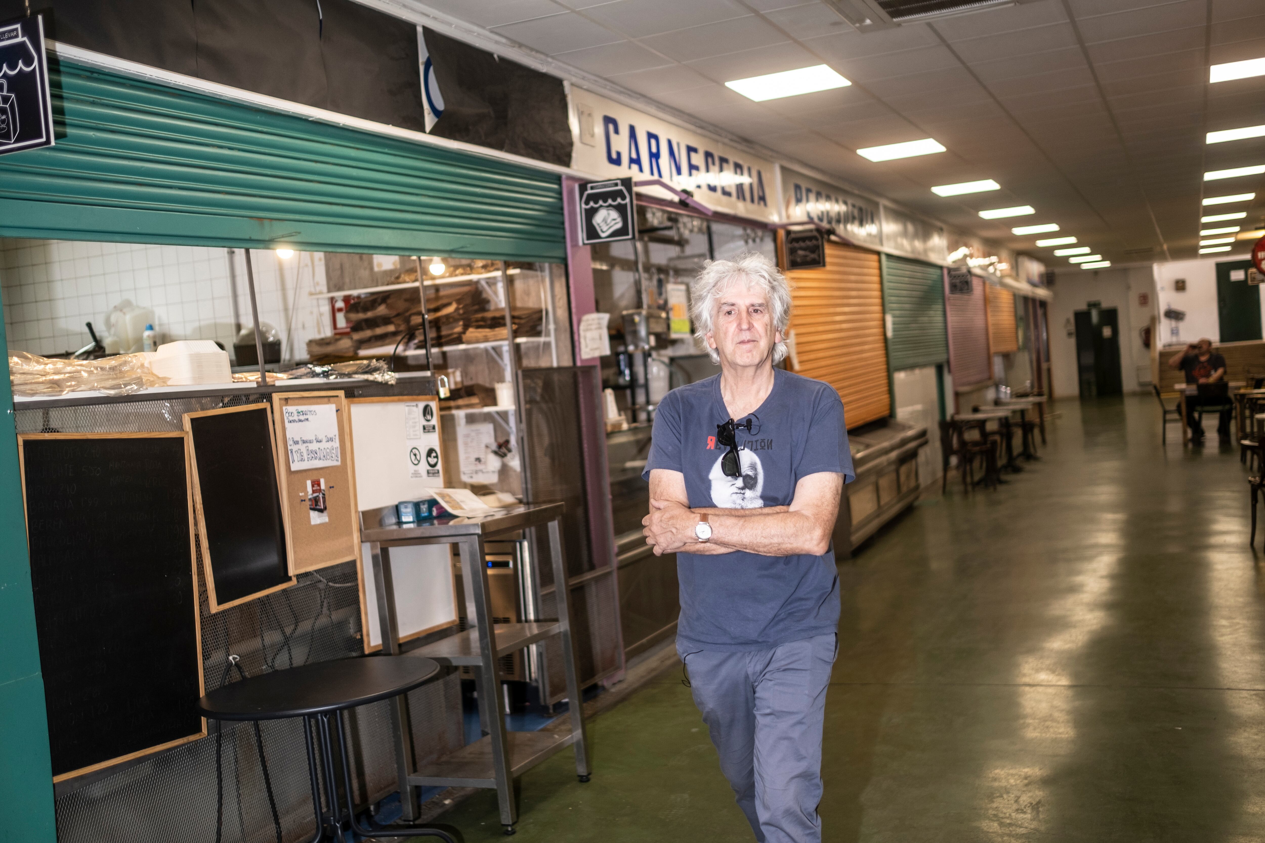 Arsuaga pasea por un mercado en el distrito de Chamartín, en el que apenas quedan puestos abiertos.