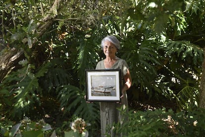 Gloria Lijó, en Ribeira, con una foto de su barco Bolaquento.