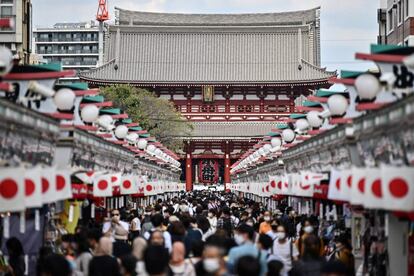 Un multitud visita el templo Sensoji de Tokio (Japón).