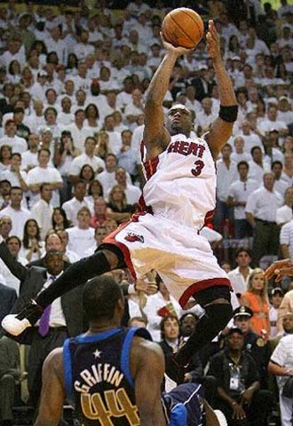 Esta canasta de Wade a pocos segundos del final ha forzado la prórroga con la que Miami ha logrado adelantarse en la eliminatoria.