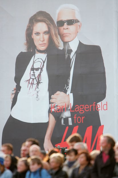 La locura de Lagerfeld por licenciar su imagen comenzó en 2004 con la colección cápsula que tuvo con H&M. Una de las piezas estrella fue la camiseta con su cara impresa. Esta línea abrió el camino a otros diseñadores a democratizar sus creaciones: le siguieron Stella McCartney, Viktor & Rolf, ahora Versace...