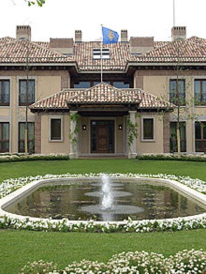 La entrada principal de la casa del Príncipe. Abajo, la biblioteca, que tiene acceso directo al jardín.