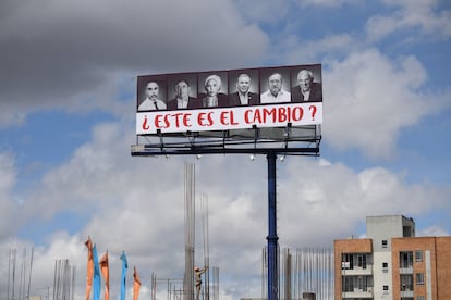 Pancarta en el centro de Bogotá con las imágenes de los senadores colombianos Armando Benedetti y Gustavo Bolívar, la exsenadora Piedad Córdoba, Roy Barreras, el excomandante de las Fuerzas Armadas Revolucionarias de Colombia (FARC) Rodrigo Londono, alias Timochenko, y el expresidente Ernesto Samper (1994-1998), junto a la frase "¿Este es el cambio?". Colombia celebra la segunda vuelta de las presidenciales que enfrentan al izquierdista Gustavo Petro y al exalcalde de Bucaramanga (2016-2019) Rodolfo Hernández, que llegan a la recta final muy igualados en las encuestas .