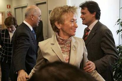 Duran y Mas saludan a María Teresa Fernández de la Vega tras la reunión con Zapatero.