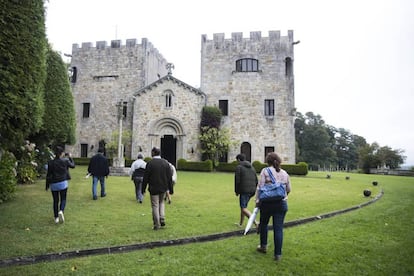 A group of tourists at el Pazo de Meirás in Sada, A Coruña, in 2017.