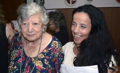 Chicha Mariani, fundadora de Abuelas de Plaza de Mayo, y su nieta Clara, este jueves en el reencuentro que se hizo esperar 39 años.