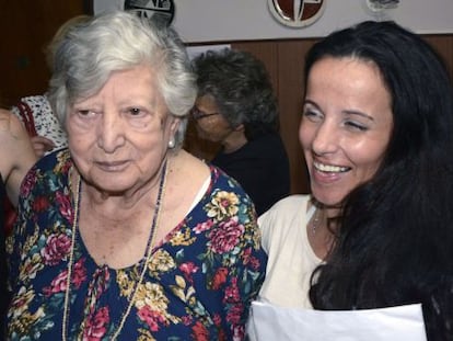 Chicha Mariani, fundadora de Abuelas de Plaza de Mayo, y su nieta Clara, este jueves en el reencuentro que se hizo esperar 39 a&ntilde;os.