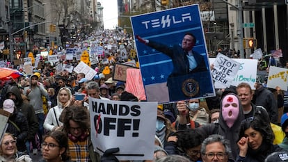 Manifestantes salen a las calles en Nueva York, este sábado.
