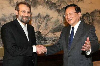 El ministro de Exteriores chino, Li Zhaoxing, saluda al jefe de la delegacin nuclear de Irn, Al Larijani.