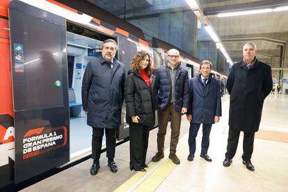 La presidenta de Madrid, Isabel Díaz Ayuso, durante el trayecto en metro entre Barajas e Ifema para la presentación del circuito, con el presidente de la F1, Stefano Domenicali (centro), el de Ifema, José Vicente de los Mozos (derecha), el alcalde de la capital, José Luis Martínez-Almeida, y el presidente de la Cámara de Comercio de Madrid, Ángel Asensio.