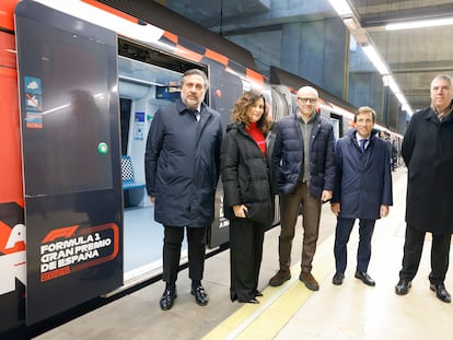 La presidenta de Madrid, Isabel Díaz Ayuso, durante el trayecto en metro entre Barajas e Ifema para la presentación del circuito, con el presidente de la F1, Stefano Domenicali (centro), el de Ifema, José Vicente de los Mozos (derecha), el alcalde de la capital, José Luis Martínez-Almeida, y el presidente de la Cámara de Comercio de Madrid, Ángel Asensio.