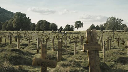 Cruces en el cementerio Sad Hill.