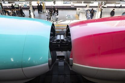 O trem-bala. Dois vagões do trem Shinkansen ficam na estação de Tóquio, no bairro de Ginza, de onde sai a maior parte das linhas de alta velocidade que cobrem todo o país.