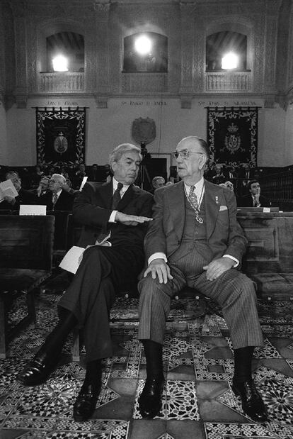 Mario Vargas Llosa conversa con Camilo José Cela en 1998 durante la entrega del premio Cervantes a Guillermo Cabrera Infante. A la derecha, con su esposa, Patricia Llosa.