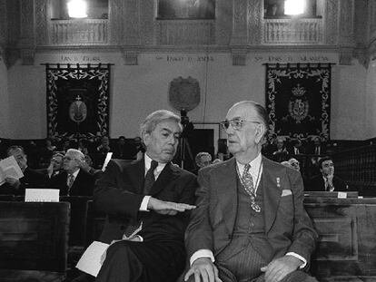Mario Vargas Llosa conversa con Camilo José Cela en 1998 durante la entrega del premio Cervantes a Guillermo Cabrera Infante. A la derecha, con su esposa, Patricia Llosa.