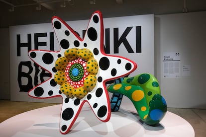 Escultura de la artista japonesa Yayoi Kusama que lleva por nombre 'Flores que florecen mañana', expuesta en el vestíbulo principal del Museo de Arte Moderno de Helsinki (HAM) durante la Bienal.