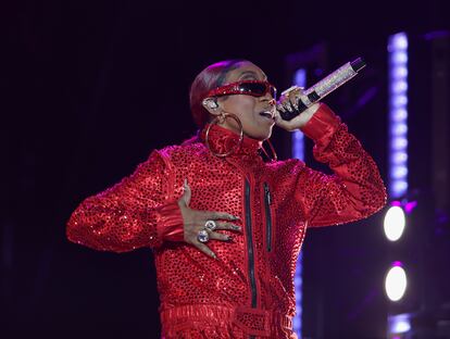 Missy Elliott durante un concierto en Las Vegas luciendo joyas.