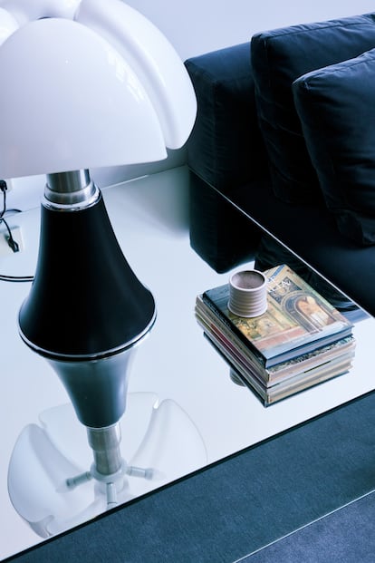 Detalle del salón de Francesc Pons, con una mesa de espejo y una de sus lámparas favoritas; la Pipistrello, de Gae Aulenti.