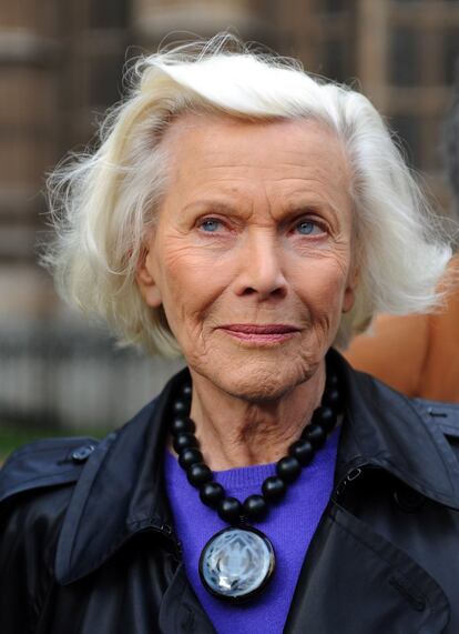 La actriz británica Honor Blackman, conocida por su papel de Pussy Galore en la película de James Bond 'Goldfinger', de 1964, ha fallecido este lunes a los 94 años por causas no relacionadas con el coronavirus. Nacida en Londres, Blackman participó además en series como 'Los Vengadores', 'Colombo', 'Minder' o 'Doctor Who'. “Honor fue una actriz de un talento creativo enormemente prolífico. Tenía una combinación extraordinaria de belleza, inteligencia y destreza física, así como una voz única y una entregada ética laboral. Gracias a esto alcanzó un estatus icónico”, ha dicho sobre ella su familia en un comunicado remitido al periódico 'The Guardian'.