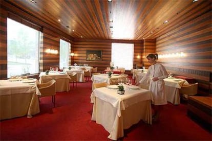 Comedor del restaurante Aizian, en el Sheraton de Bilbao, proyectado por el arquitecto mexicano Ricardo Legorreta.