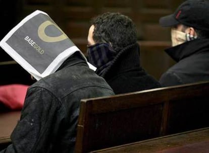 Tres presuntos miembros de la célula terrorista belga, ayer, durante el inicio del juicio en un tribunal de Bruselas.