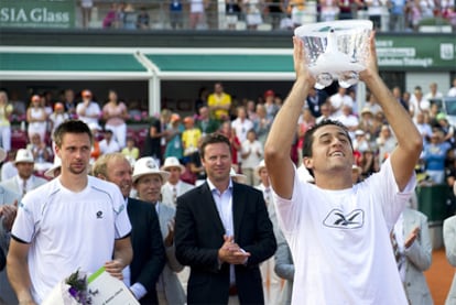 Nicolás Almagro celebra el triunfo en la final del torneo de Bastad ante Soderling