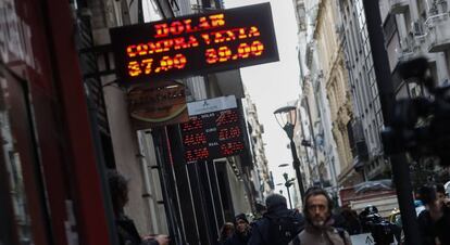 Varios transeúntes caminan frente a casas de cambio, el 31 de agosto de 2018, en el centro de Buenos Aires (Argentina). 