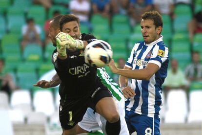 Casto, portero del Betis, despeja el balón ante Stuani.