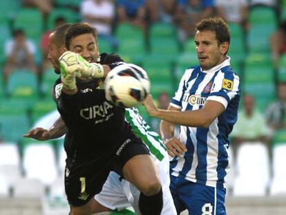 Casto, portero del Betis, despeja el bal&oacute;n ante Stuani.