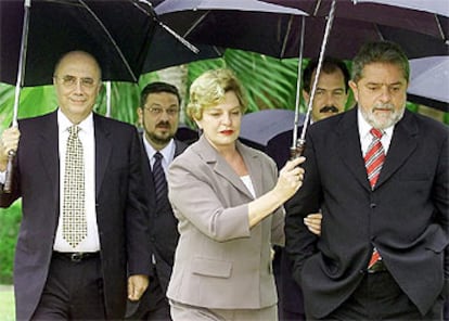 Lula (derecha) y su esposa, Marisa, junto al presidente del Banco Central de Brasil, Henrique Meirelles, en 2002.