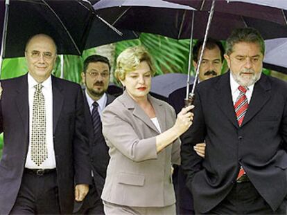 Lula (derecha) y su esposa, Marisa, junto al presidente del Banco Central de Brasil, Henrique Meirelles, en 2002.