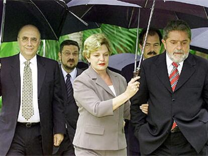 Lula (derecha) y su esposa, Marisa, junto al presidente del Banco Central de Brasil, Henrique Meirelles, en 2002.