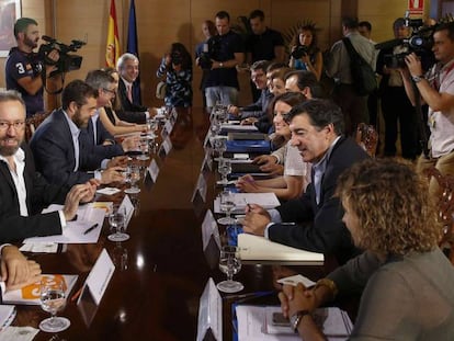 Reunión de los equipos negociadores de Ciudadanos y Partido Popular de este lunes.