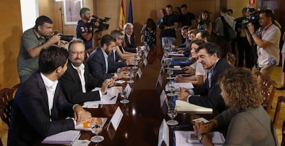 Reunión de los equipos negociadores de Ciudadanos y Partido Popular de este lunes.