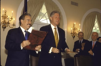Andrés Pastrana y Bill Clinton durante la ceremonia de firma del acuerdo en La Casa Blanca, Washington, en 1998.
