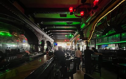 La larga barra de madera oscura se extiende a lo largo del Kentucky Club. Clientes de ambos lados de la frontera han disfrutado de bebidas en el bar durante más de 100 años.