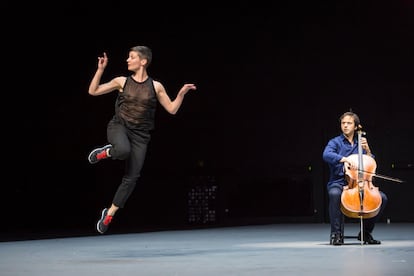 La bailarina Marie Goudot y el violoncelista Guihen Queyras, durante una representacin en Londres de 'Mitten wir im Leben sind', de la compa?a belga Rosas, en 2019.