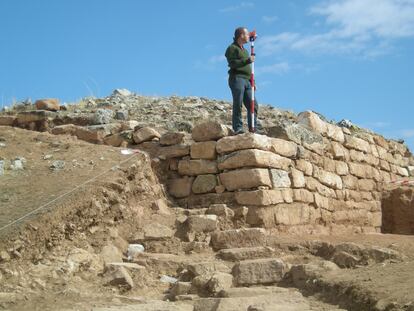 Un arqueólogo sobre los restos de una de las dos torres halladas en el yacimiento de Los Rodiles (Guadalajara).