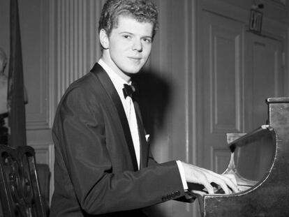 Van Ciburn sentado a su piano en una imagen de 1958.