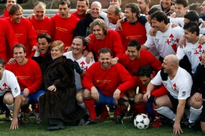 Varios ex jugadores de la Primera División y veteranos del Carabanchel posan para la foto antes del partido.