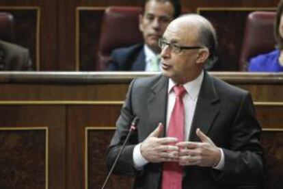 El ministro de Hacienda, Cristóbal Montoro, durante su intervención en la sesión de control al Ejecutivo.