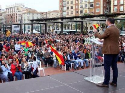Pablo Casado y Santiago Abascal se dirigen al mismo electorado,  la España de los balcones , con mensajes más parecidos según avanza la campaña andaluza