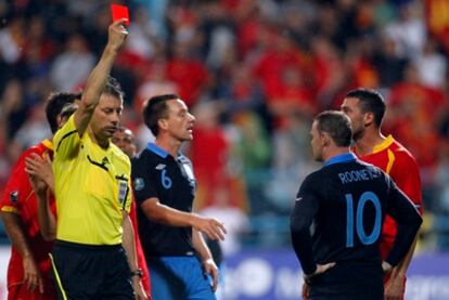 Rooney ve la tarjeta roja en el partido ante Montenegro.