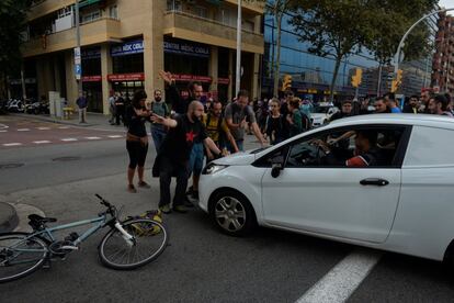 Uns piquets bloquegen la Gran Via de Barcelona.