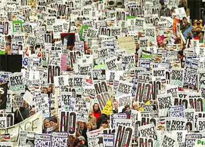 Miles de personas marchan, ayer, por el centro de Londres en contra de la posibilidad de una guerra en Irak.