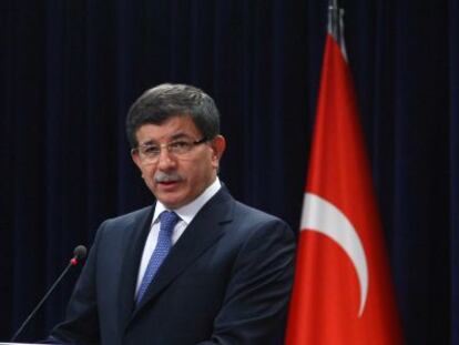 El ministro de Exteriores, Ahmet Davutoglu, anuncia las sanciones a Siria. 