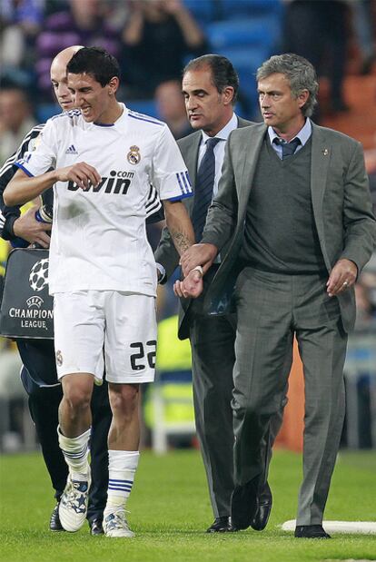 Di María abandona el terreno de juego ante la atenta mirada de Mourinho.