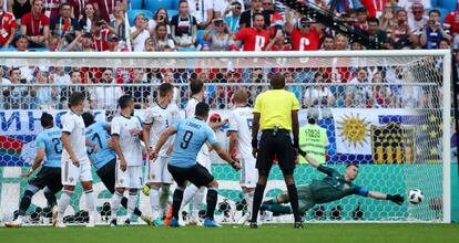 El uruguayo Luis Suárez marca el primer gol del partido.