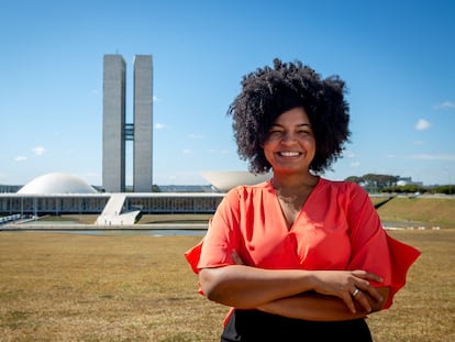Milena Hildete Teixeira, que entró con las cuotas sociorraciales a la universidad en Bahía, posa este jueves ante el Congreso, en Brasilia, donde cubre la información parlamentaria